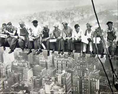 Trabajadores de un rascacielos en construccion